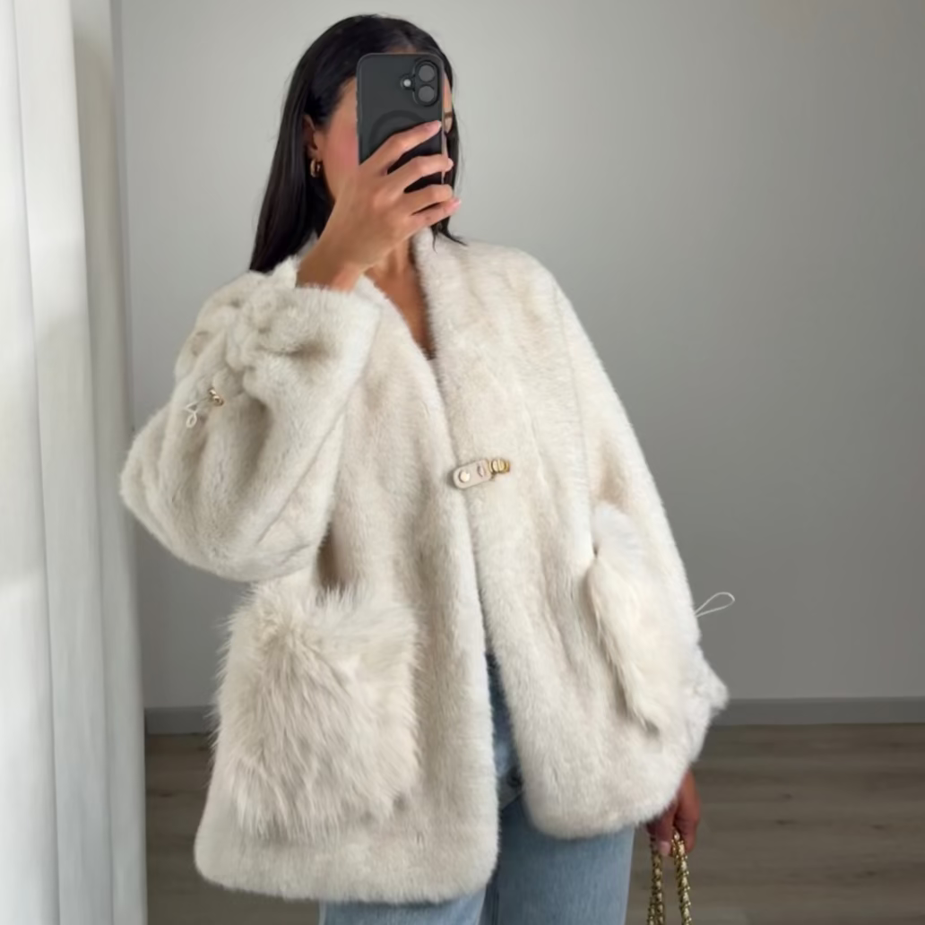 Manteau court  en fausse fourrure AMARA – Crème